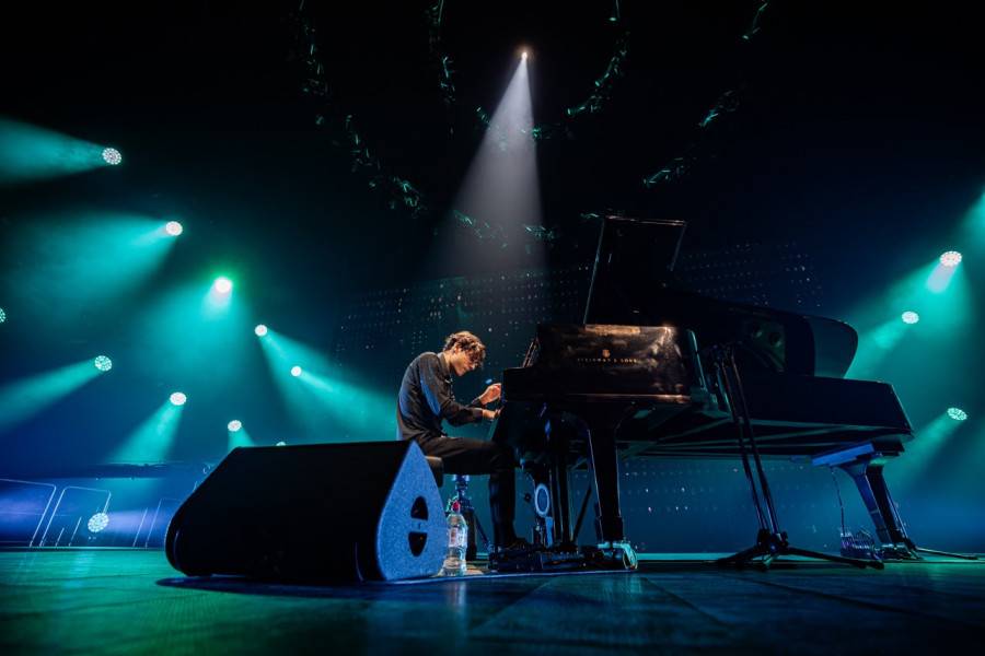 A világsztár zongorista Péter Bence új, grandiózus show-val tér vissza Budapestre