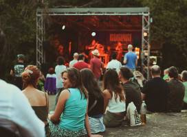 Megérkezés VII. Boglart első fellépői