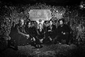 Queens of the Stone Age - Alive in the Catacombs