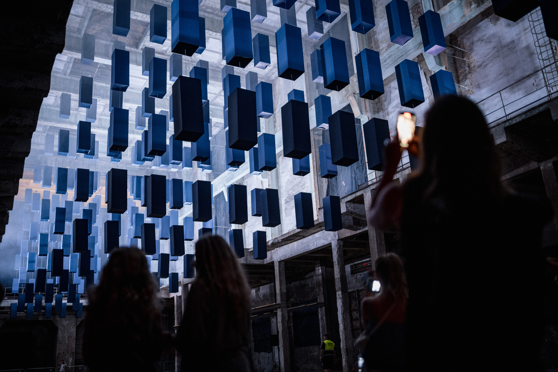 Megnyílt a grandiózus FÉNYERŐMŰ kiállítás az Inotai hőerőműben