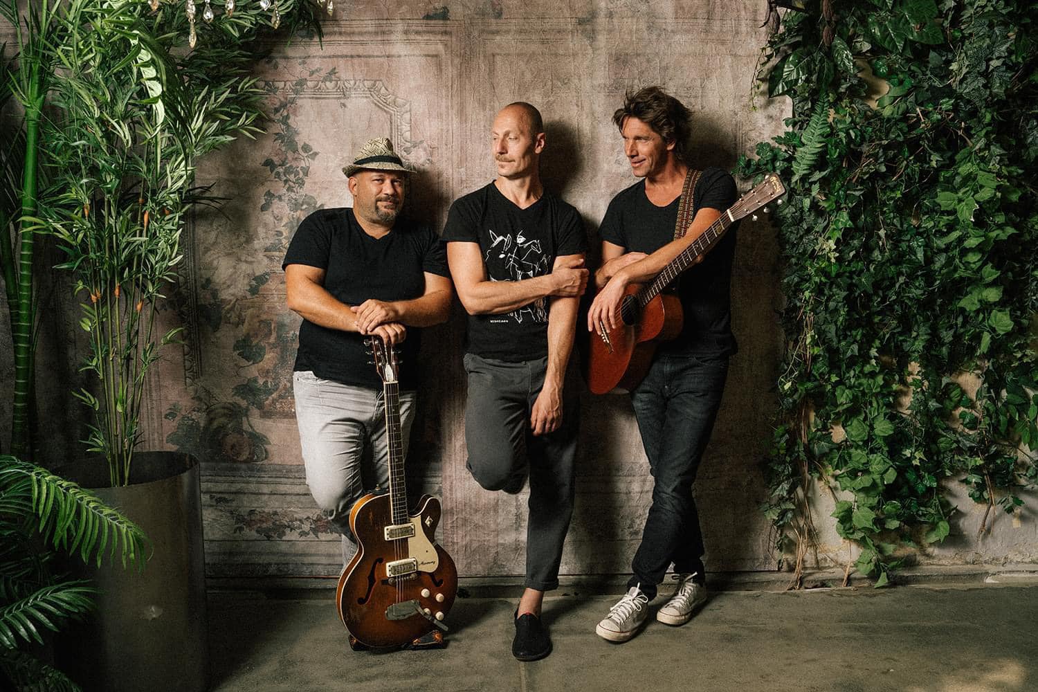 Nem vagyunk egyedül a nehézségek tengerén – új klip a Kiss Tibi és az Aranyakkordtól