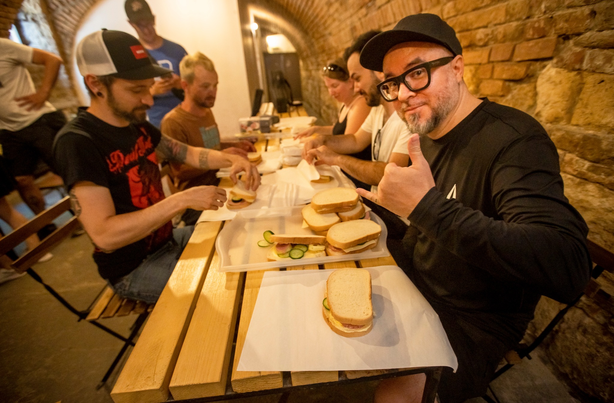 Fish! - jótékonysági szendvics készítés