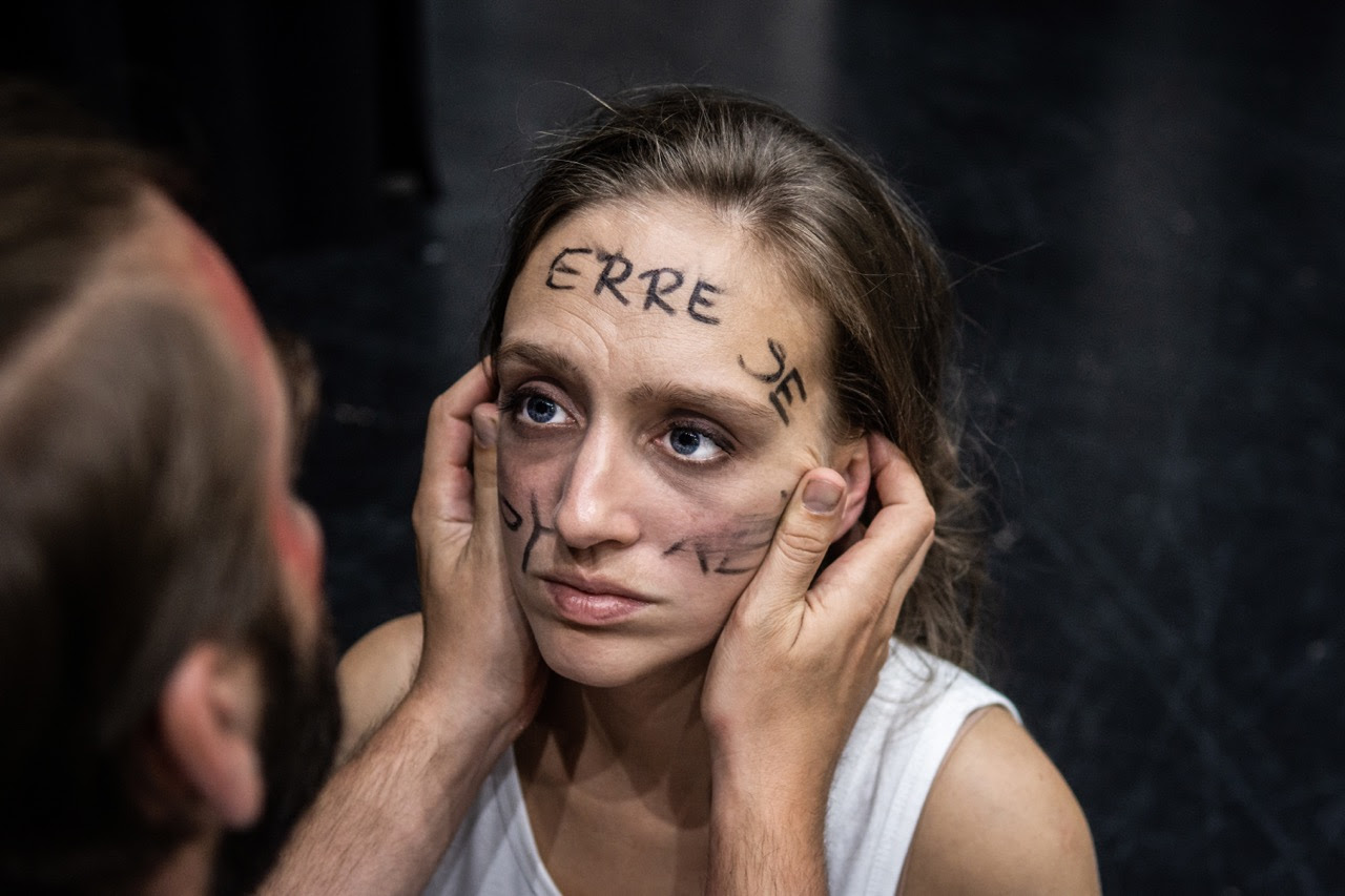 „megint ELÉG” címmel nyílik utazókiállítás a Radnóti Színház szervezésében