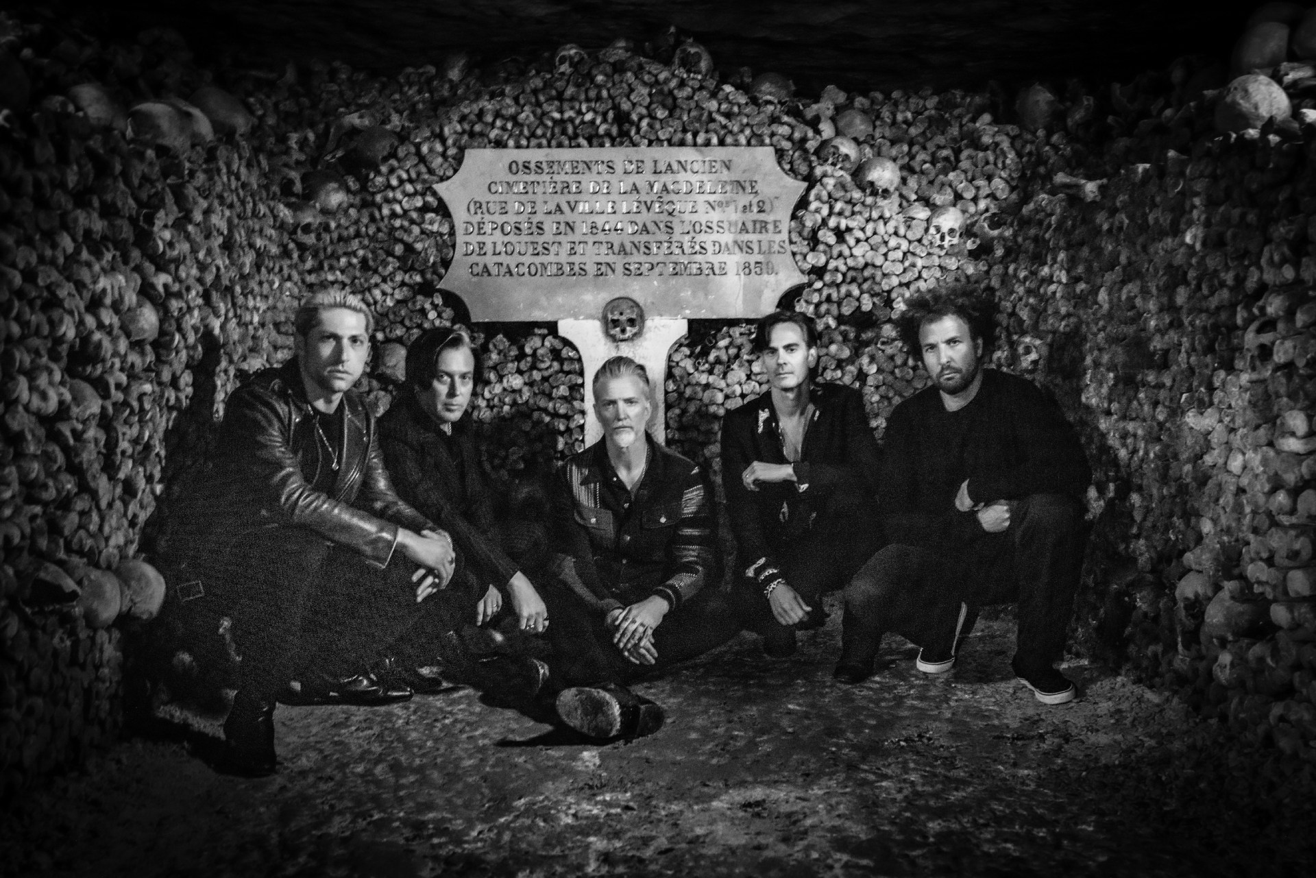 Queens of the Stone Age - Alive in the Catacombs