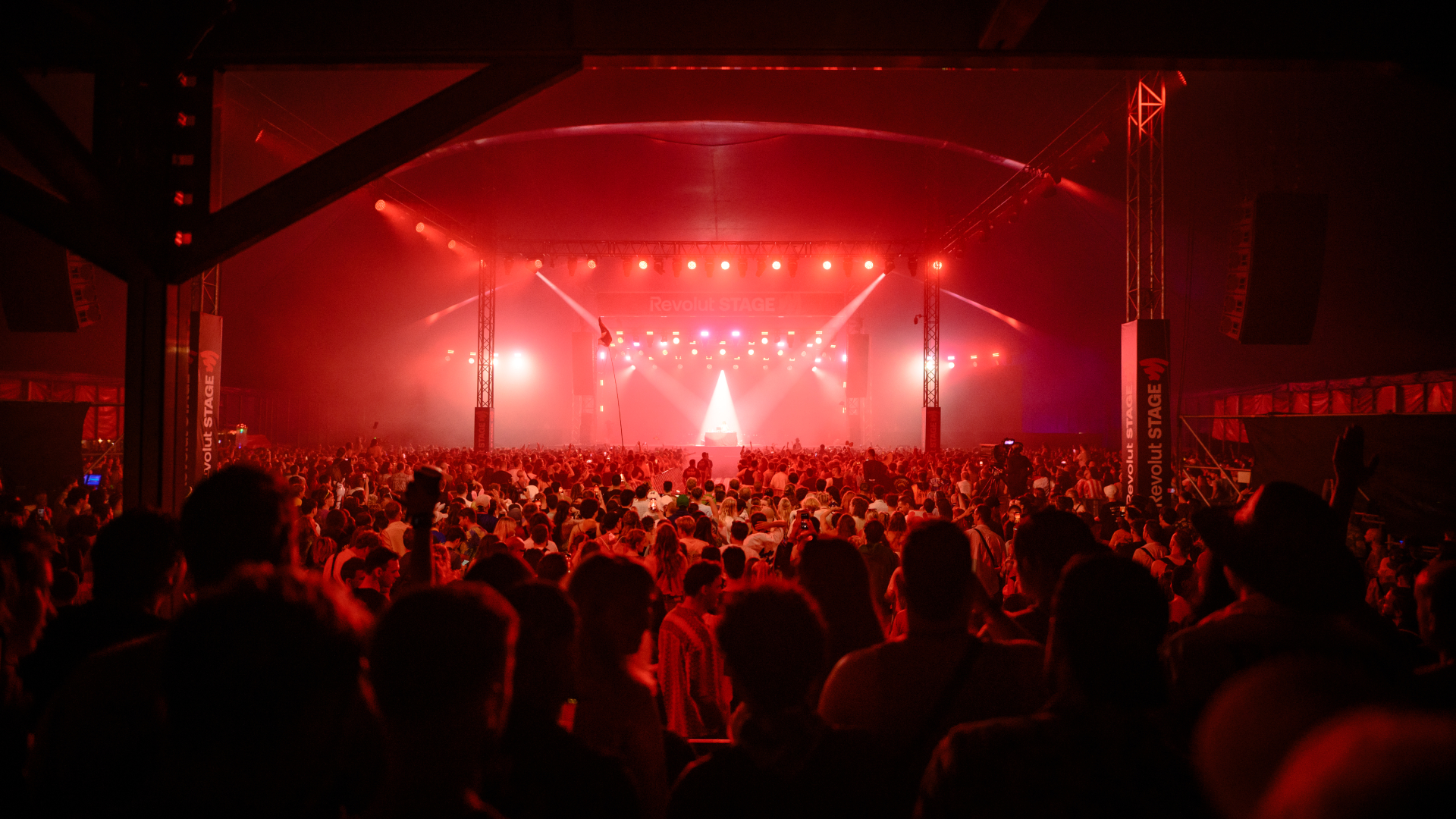 Éjszaka is szeretni fogjuk a Szigetet